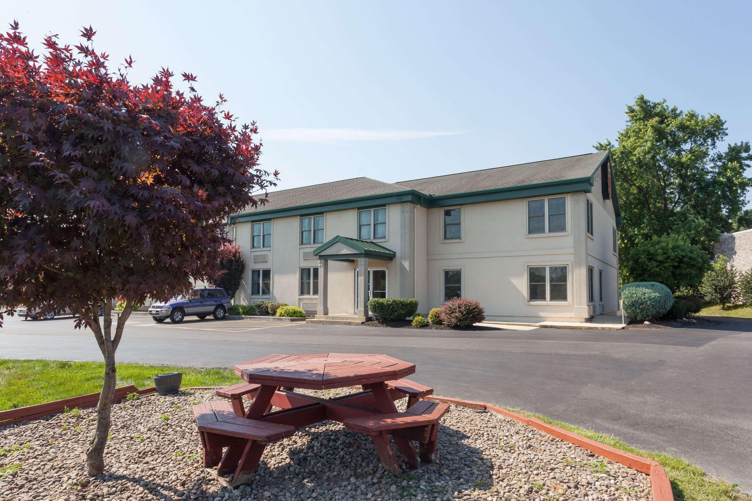 Super 8 By Wyndham Harrisburg Hershey West Exterior foto